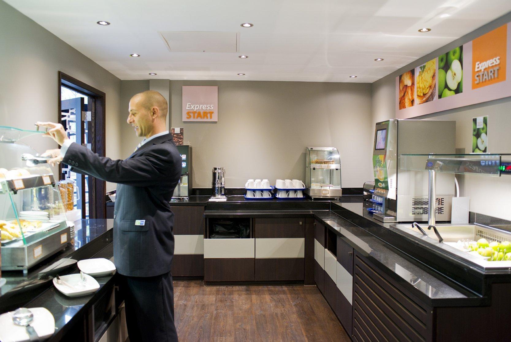 Holiday Inn Express Windsor By Ihg Екстер'єр фото