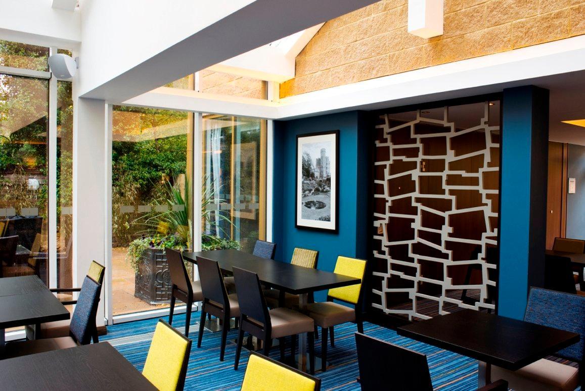 Holiday Inn Express Windsor By Ihg Екстер'єр фото