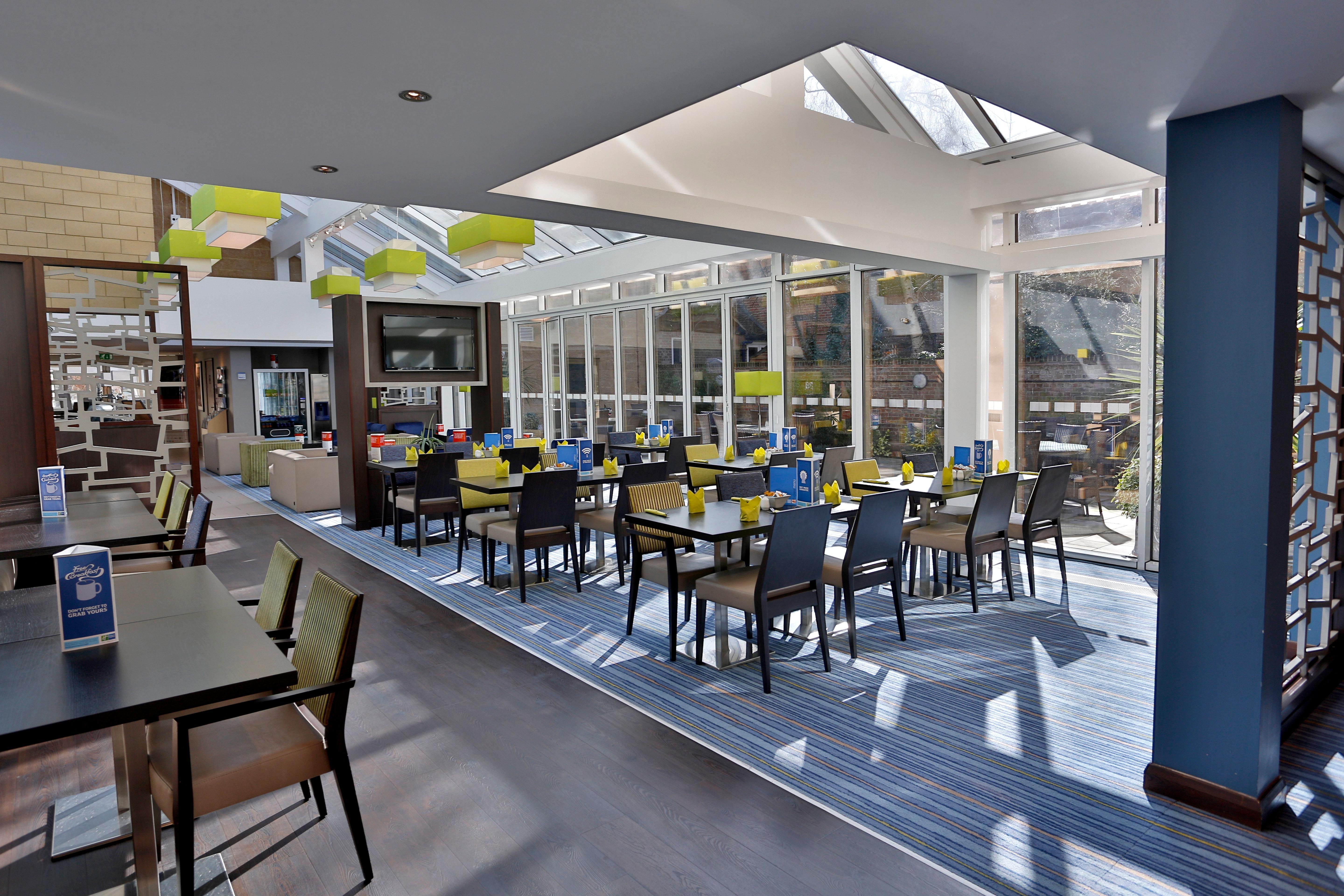 Holiday Inn Express Windsor By Ihg Екстер'єр фото