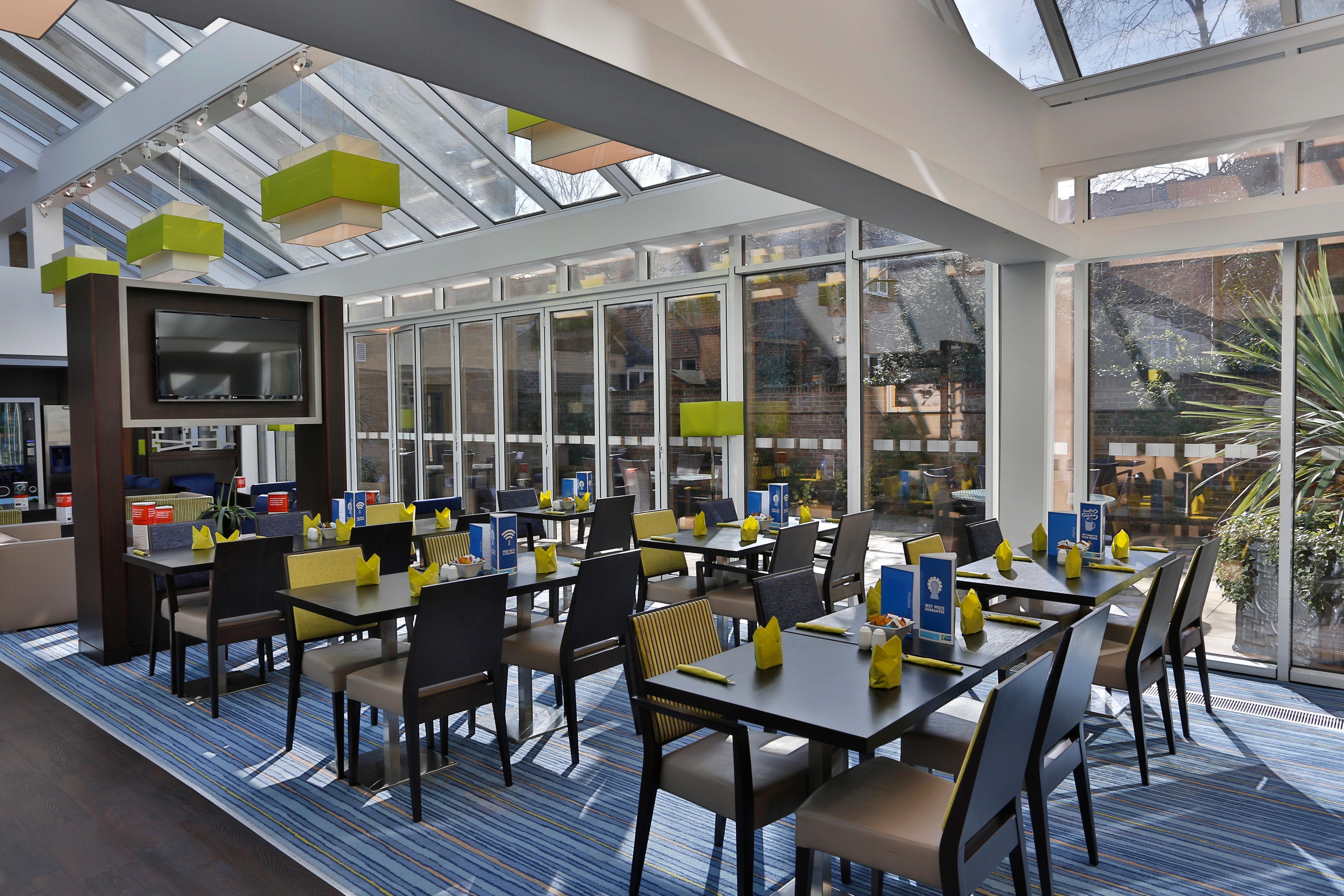 Holiday Inn Express Windsor By Ihg Екстер'єр фото