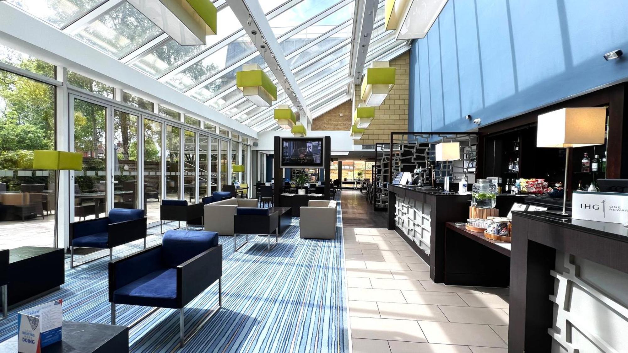 Holiday Inn Express Windsor By Ihg Екстер'єр фото