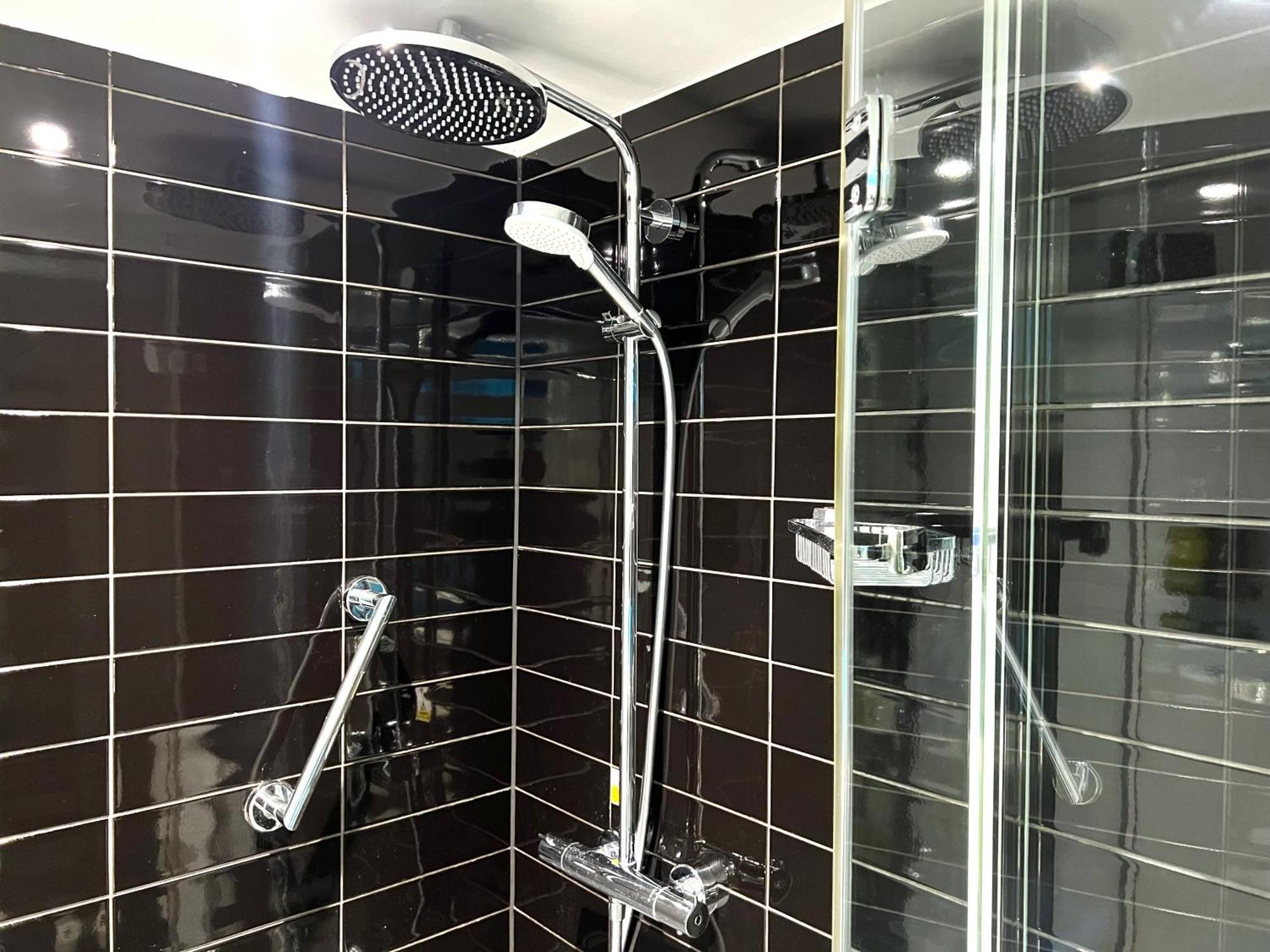 Holiday Inn Express Windsor By Ihg Екстер'єр фото