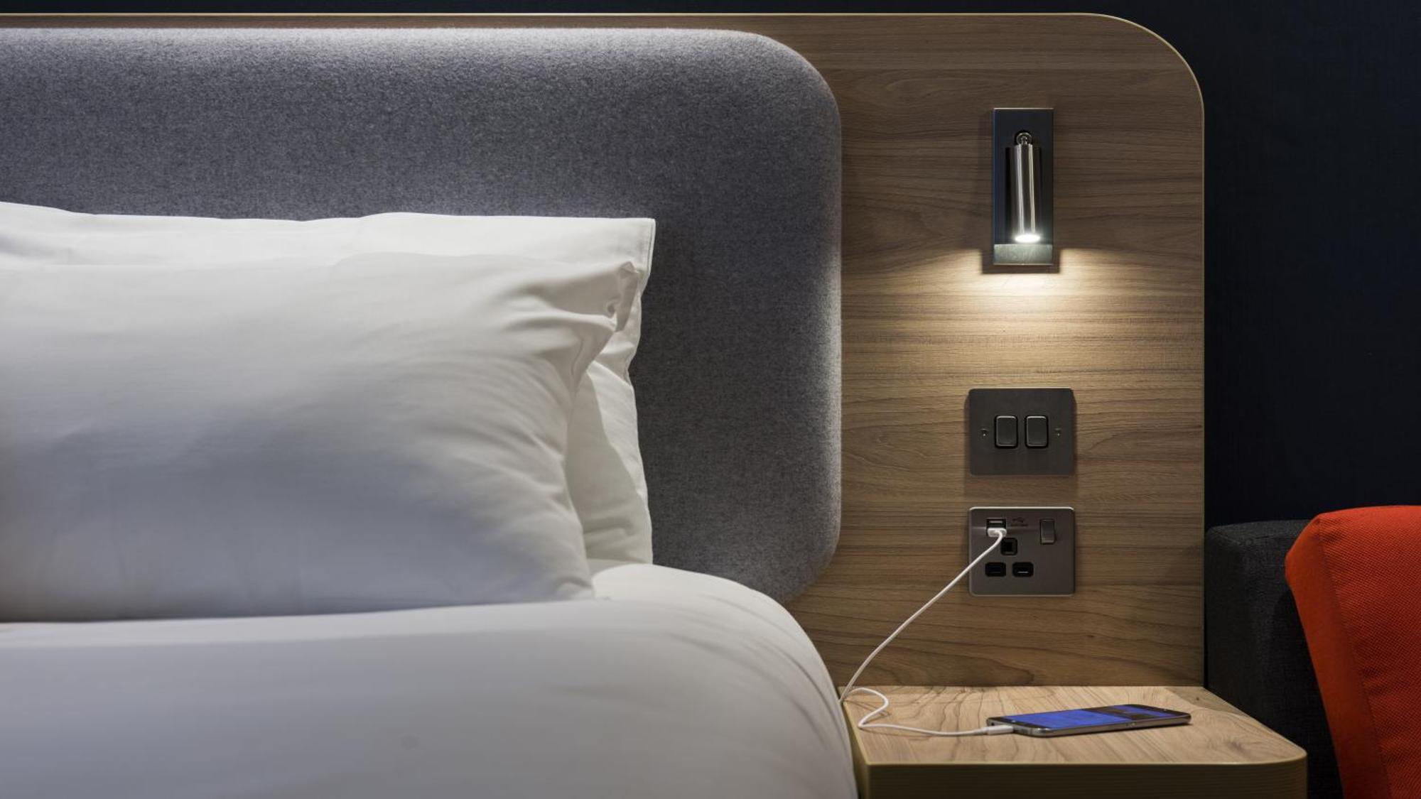 Holiday Inn Express Windsor By Ihg Екстер'єр фото