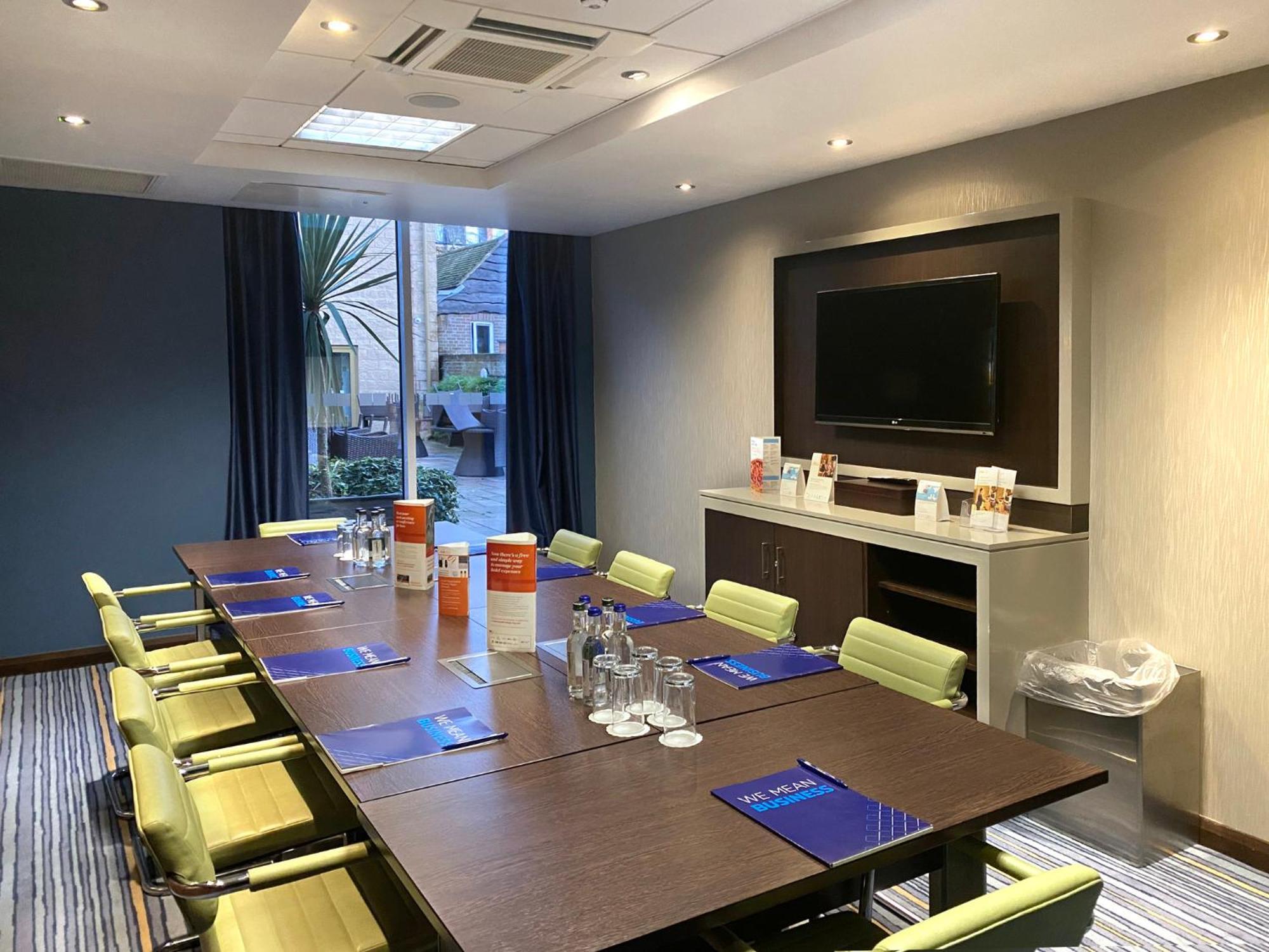 Holiday Inn Express Windsor By Ihg Екстер'єр фото