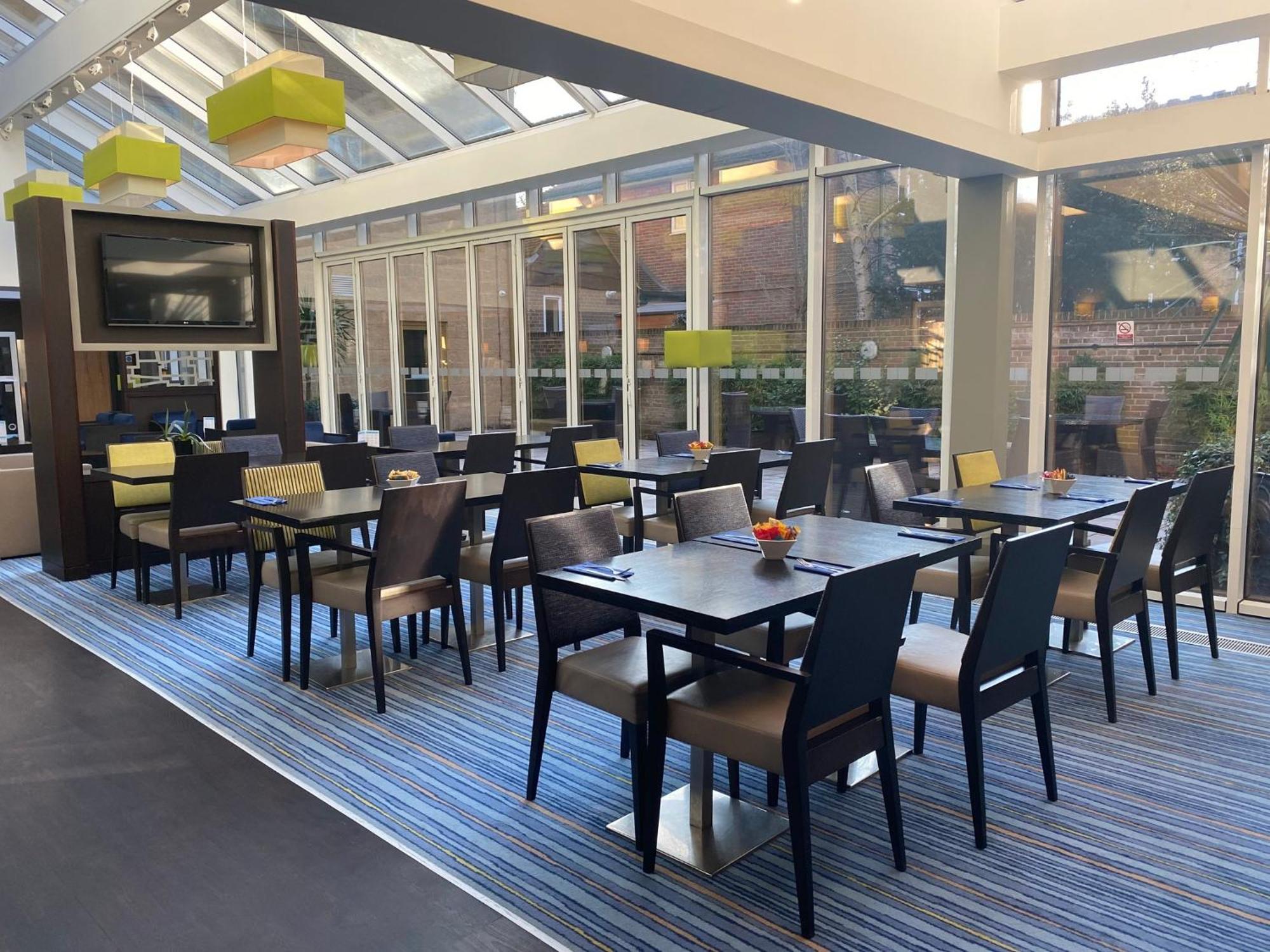 Holiday Inn Express Windsor By Ihg Екстер'єр фото