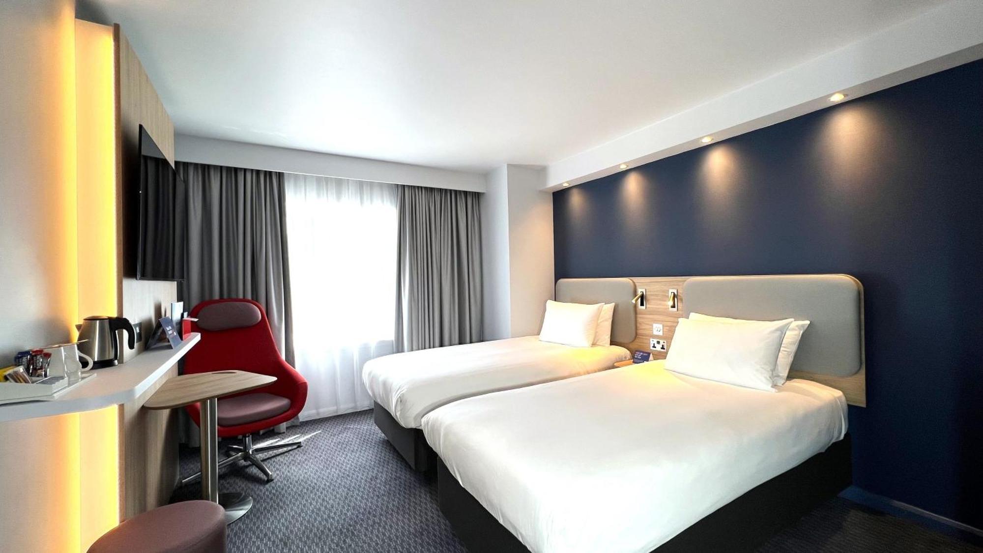 Holiday Inn Express Windsor By Ihg Екстер'єр фото