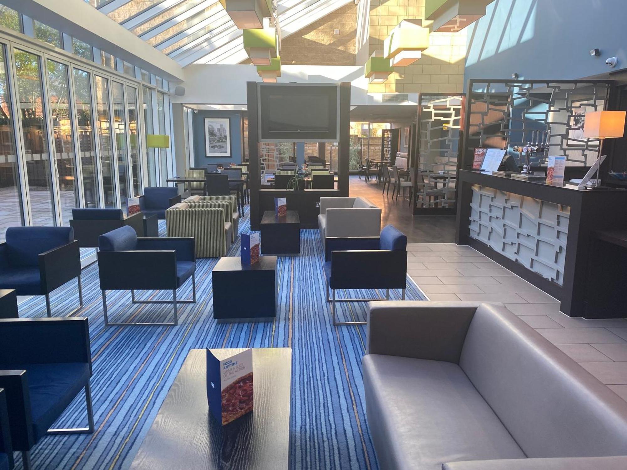 Holiday Inn Express Windsor By Ihg Екстер'єр фото