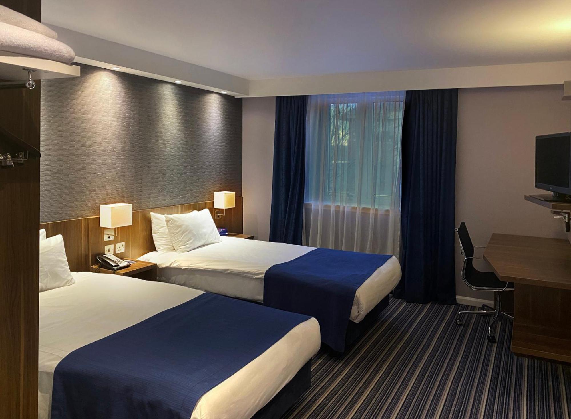 Holiday Inn Express Windsor By Ihg Екстер'єр фото