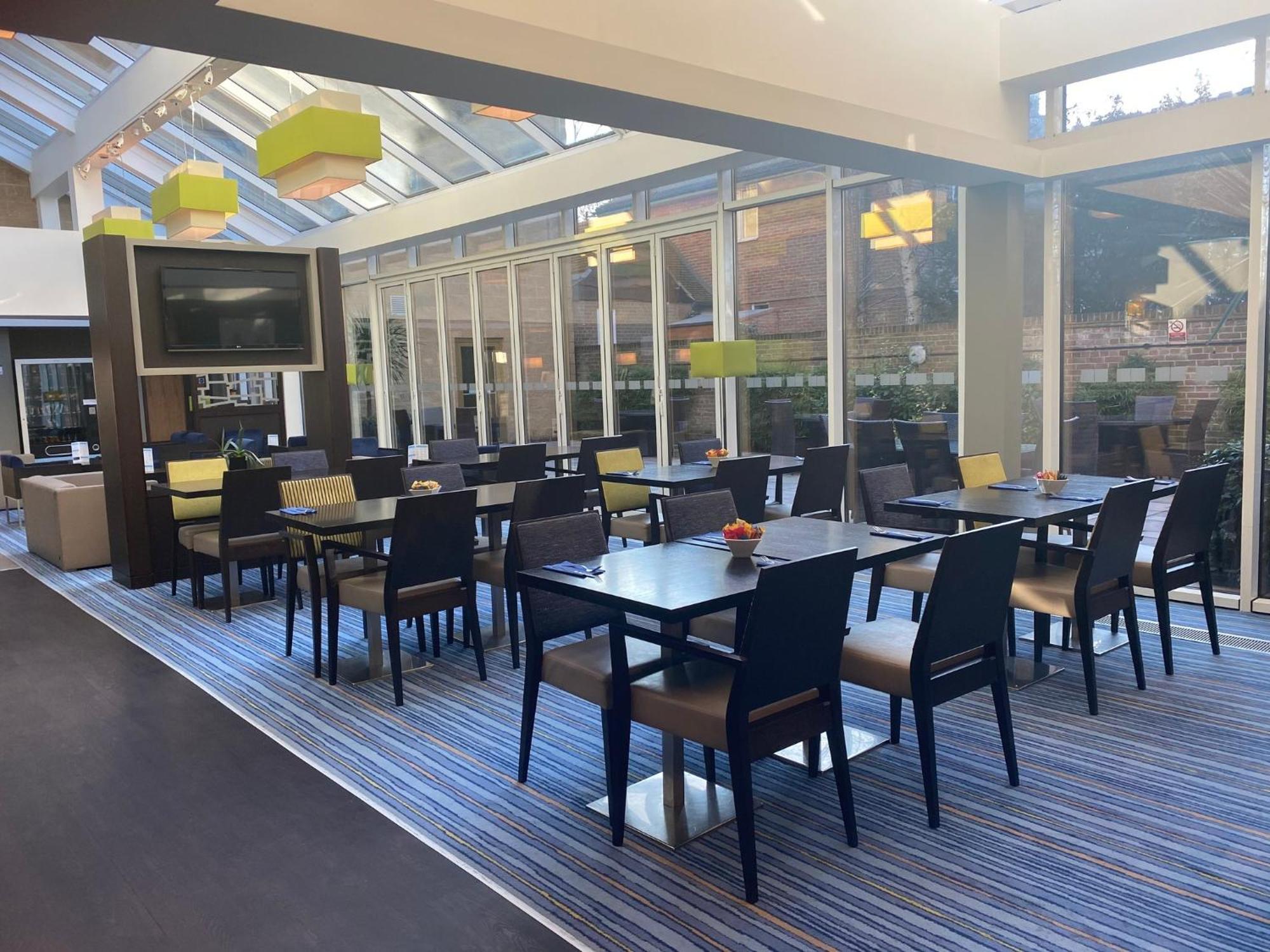 Holiday Inn Express Windsor By Ihg Екстер'єр фото