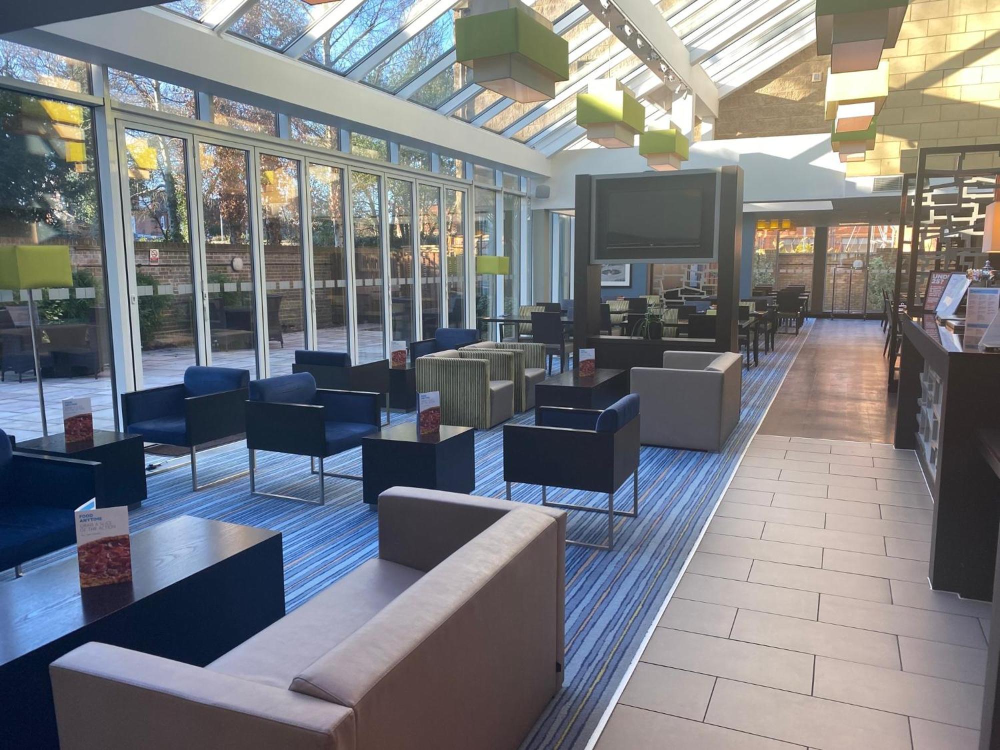 Holiday Inn Express Windsor By Ihg Екстер'єр фото