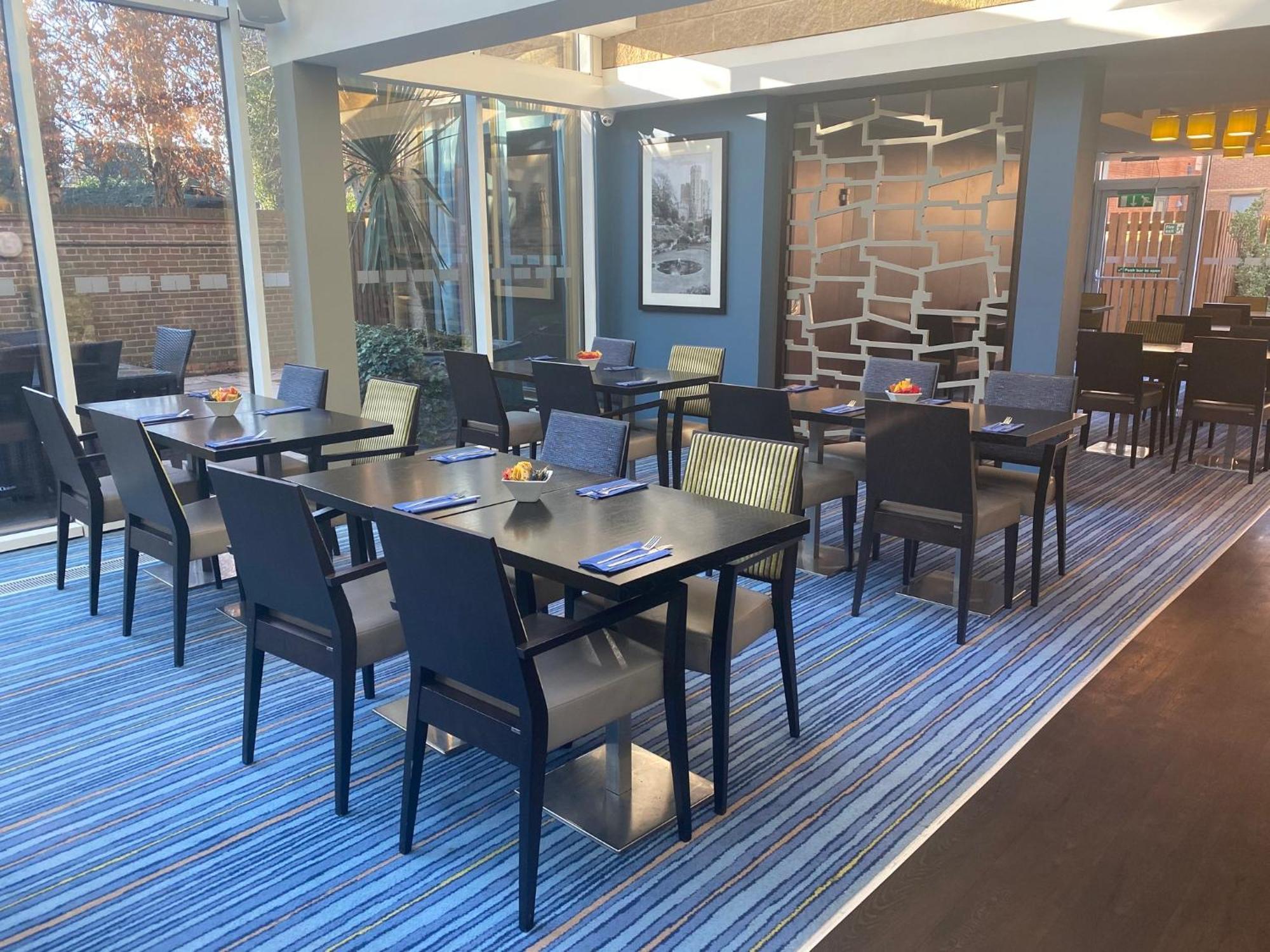 Holiday Inn Express Windsor By Ihg Екстер'єр фото
