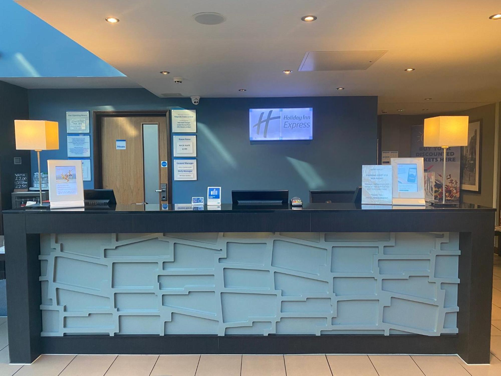 Holiday Inn Express Windsor By Ihg Екстер'єр фото