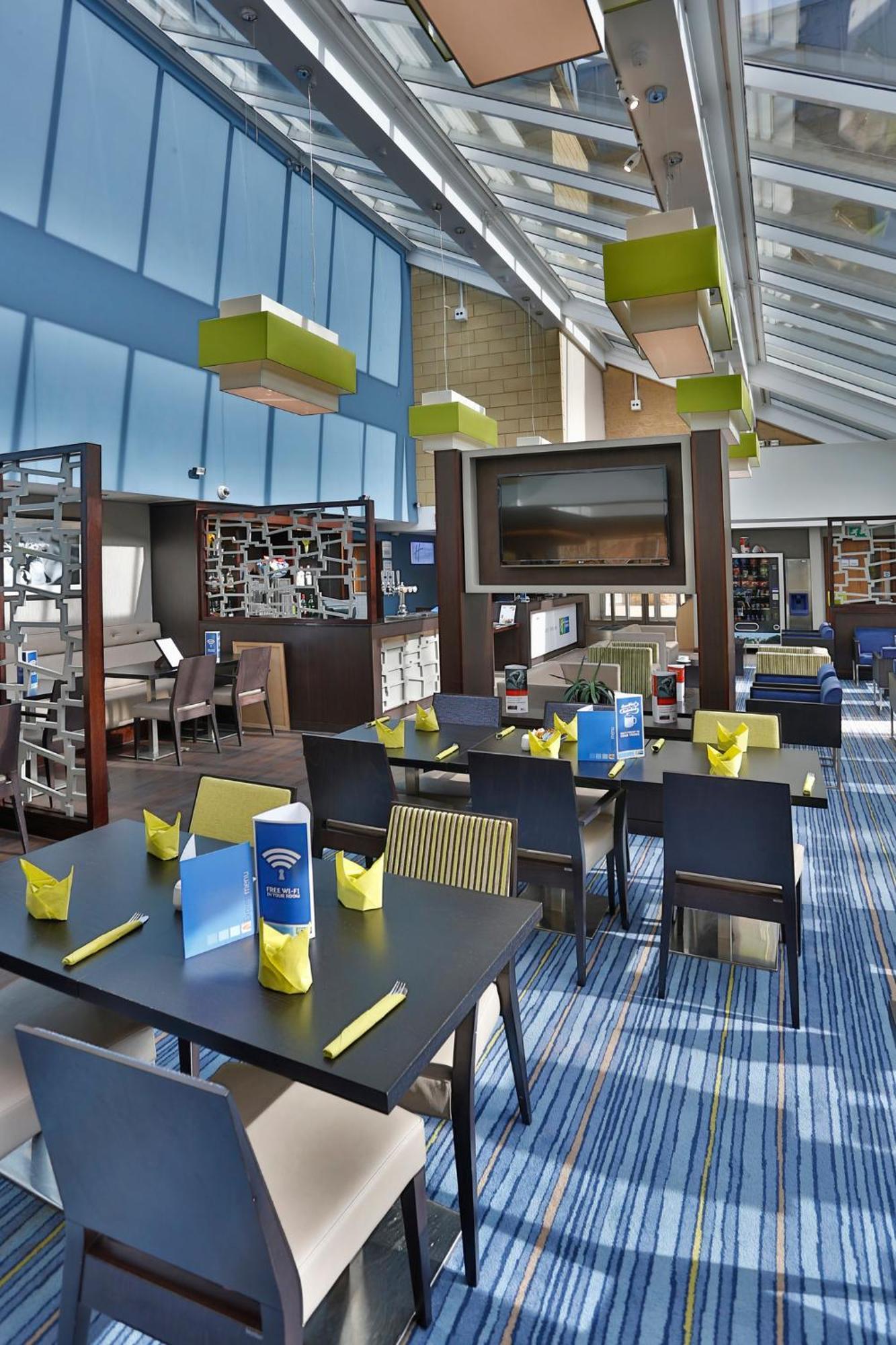 Holiday Inn Express Windsor By Ihg Екстер'єр фото