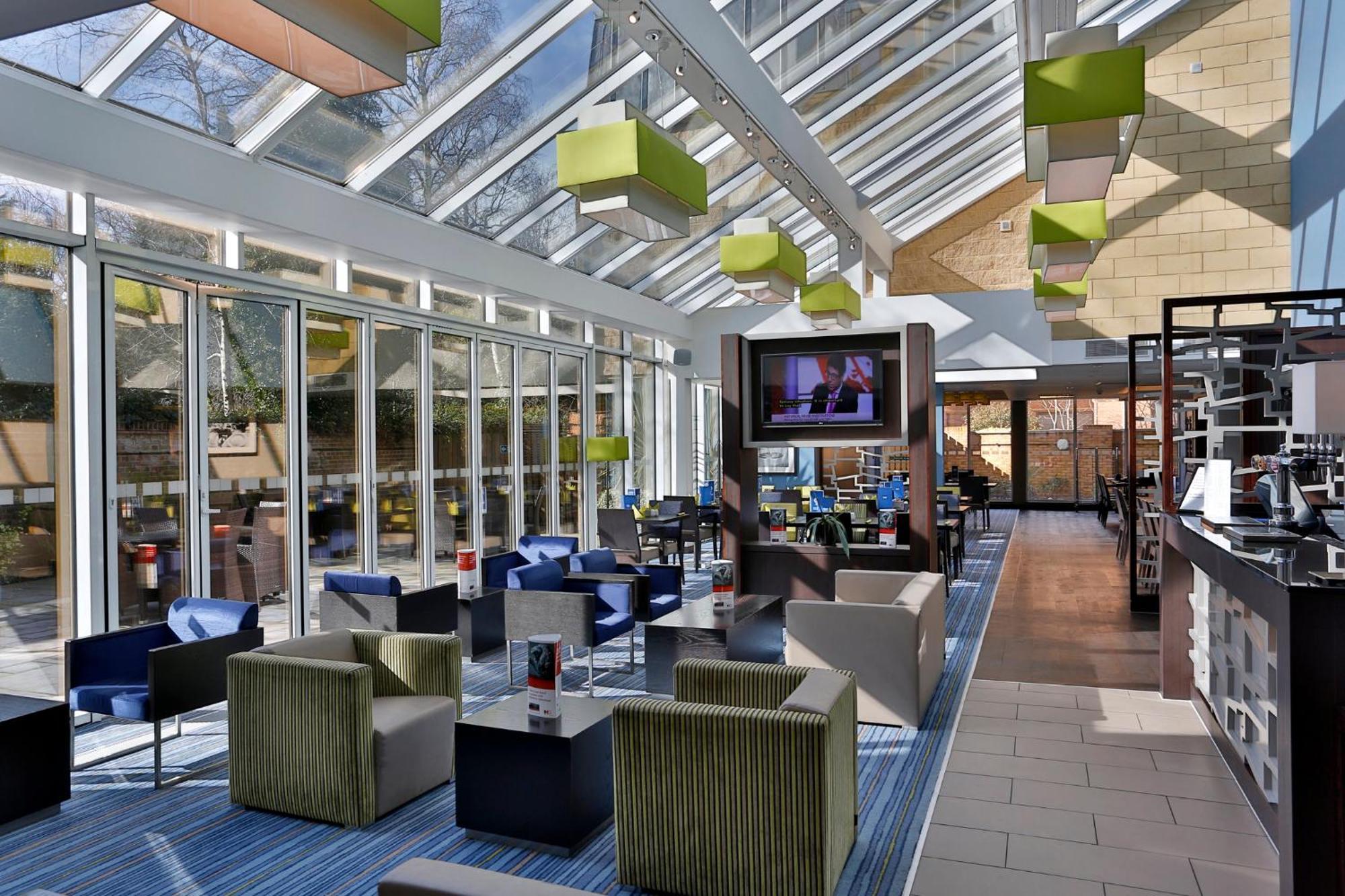 Holiday Inn Express Windsor By Ihg Екстер'єр фото