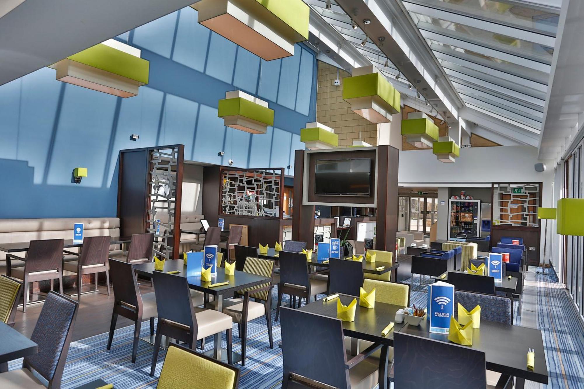 Holiday Inn Express Windsor By Ihg Екстер'єр фото