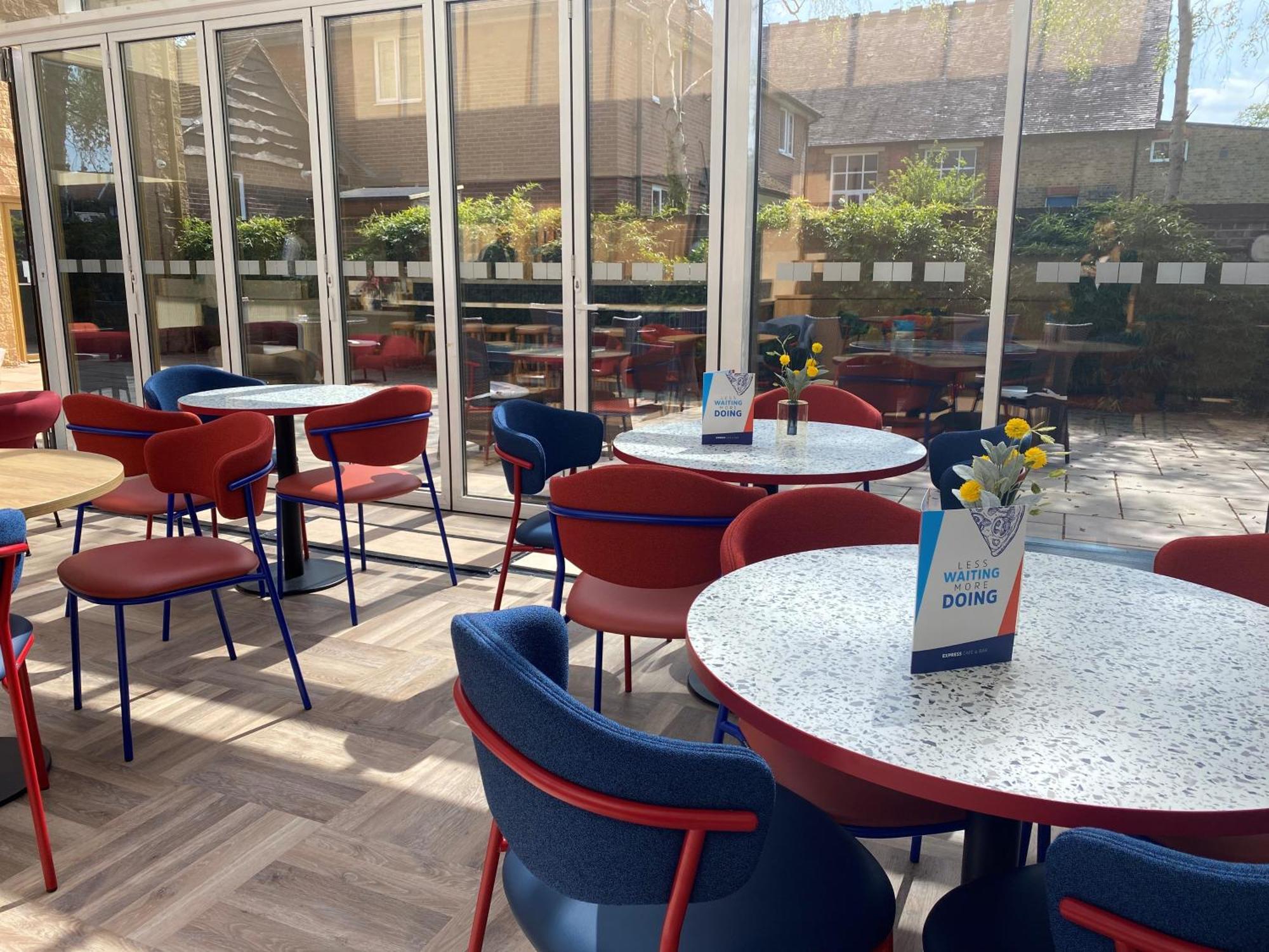 Holiday Inn Express Windsor By Ihg Екстер'єр фото
