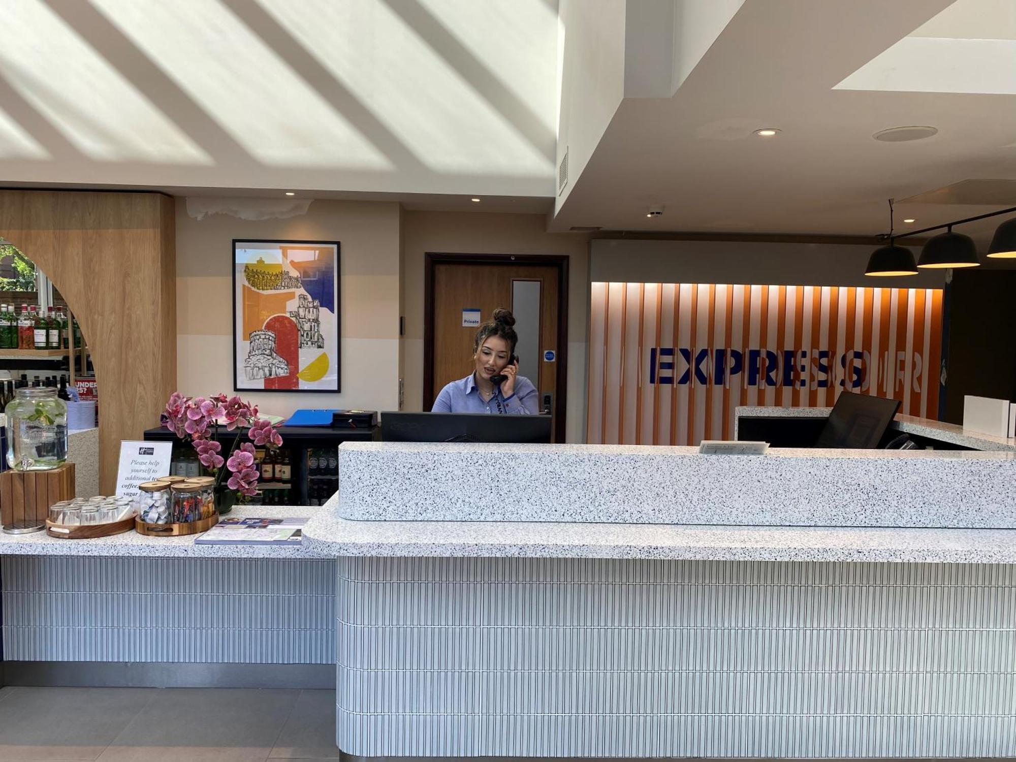 Holiday Inn Express Windsor By Ihg Екстер'єр фото