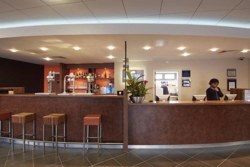 Holiday Inn Express Windsor By Ihg Екстер'єр фото