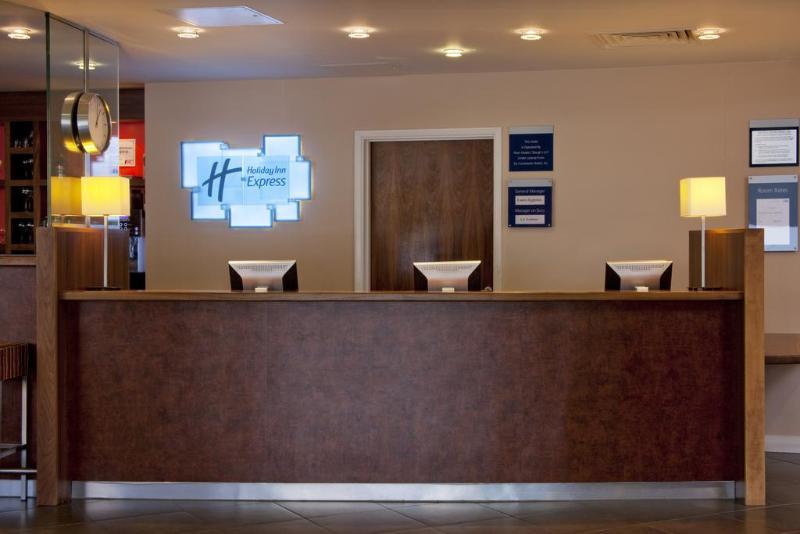 Holiday Inn Express Windsor By Ihg Екстер'єр фото