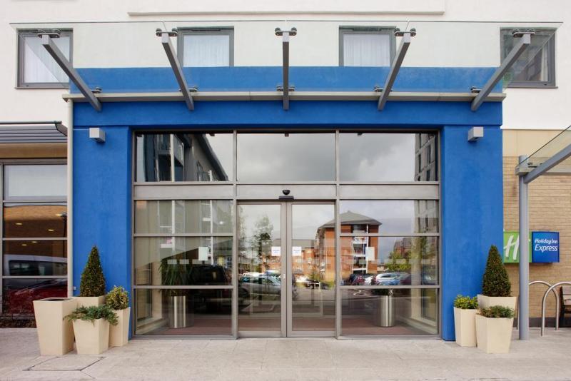 Holiday Inn Express Windsor By Ihg Екстер'єр фото
