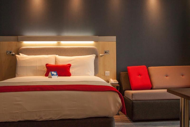 Holiday Inn Express Windsor By Ihg Екстер'єр фото