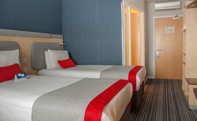 Holiday Inn Express Windsor By Ihg Екстер'єр фото