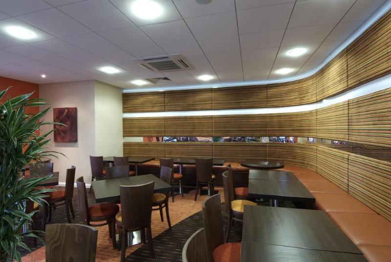 Holiday Inn Express Windsor By Ihg Екстер'єр фото