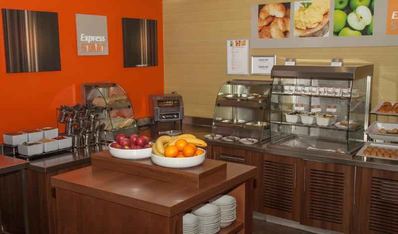 Holiday Inn Express Windsor By Ihg Екстер'єр фото