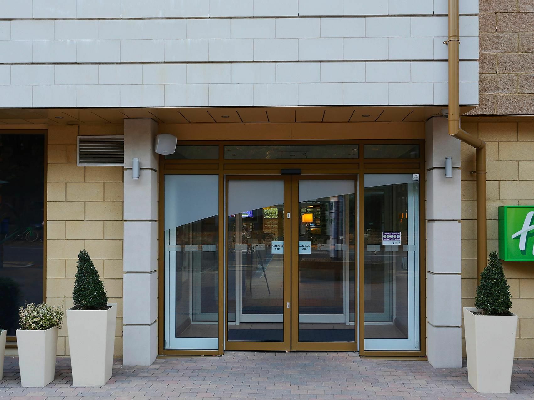 Holiday Inn Express Windsor By Ihg Екстер'єр фото