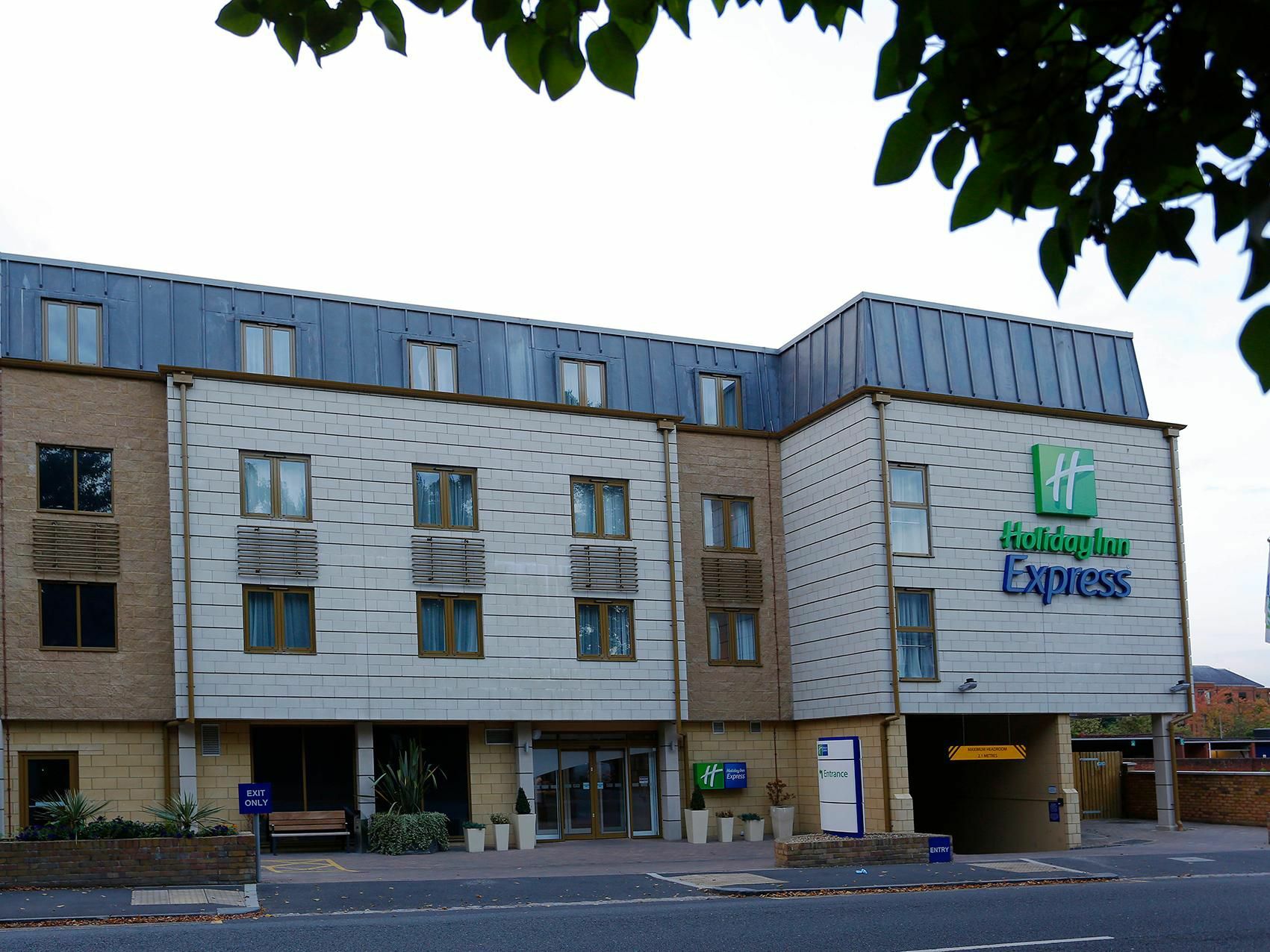 Holiday Inn Express Windsor By Ihg Екстер'єр фото