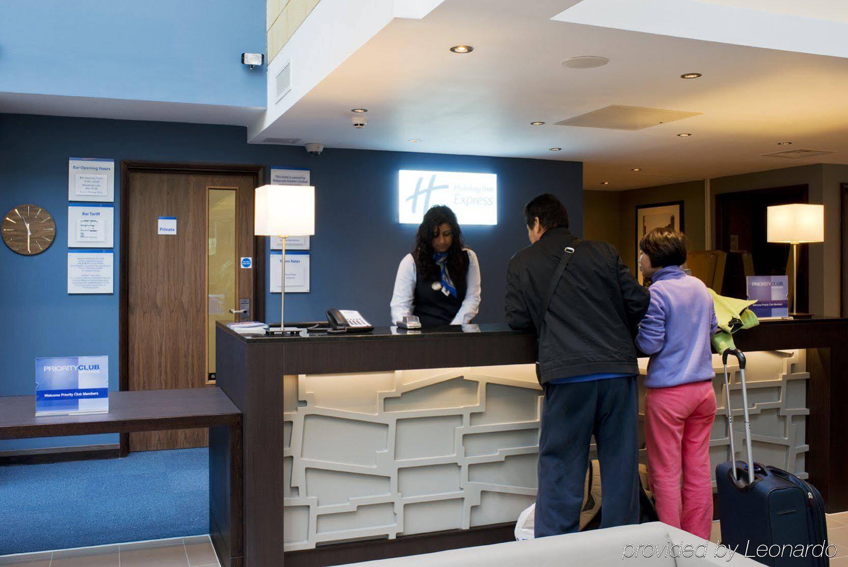 Holiday Inn Express Windsor By Ihg Екстер'єр фото
