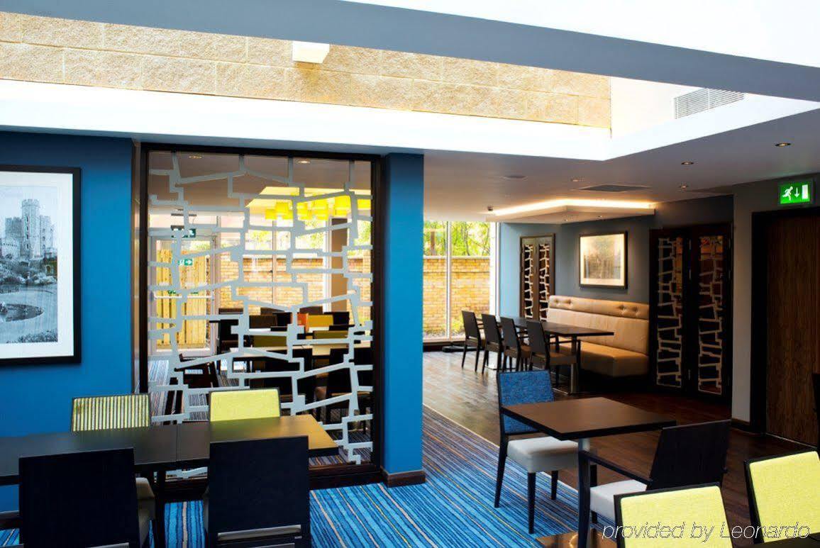 Holiday Inn Express Windsor By Ihg Екстер'єр фото