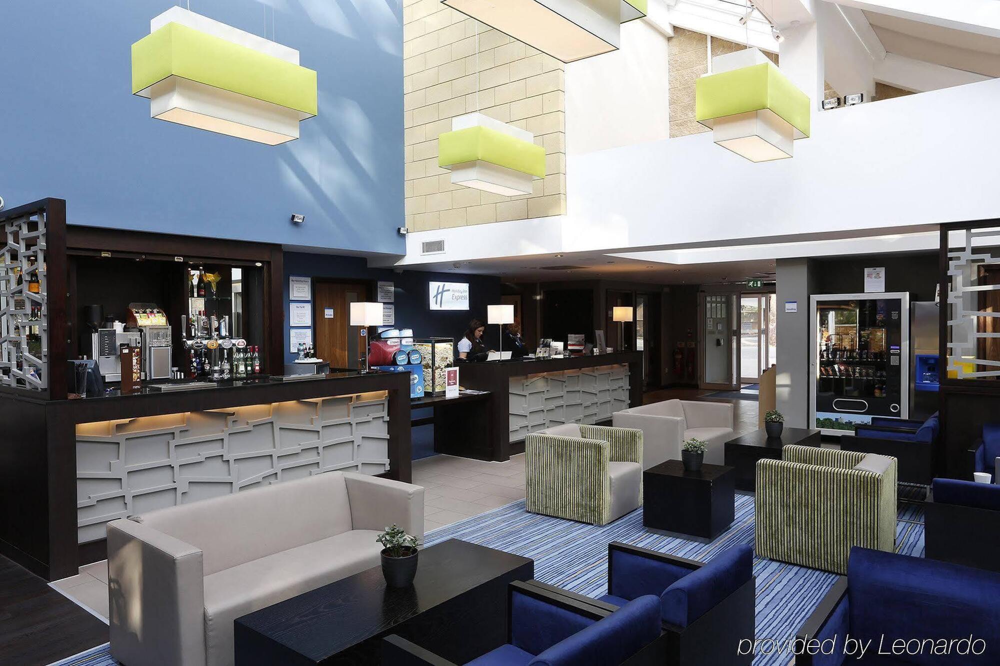 Holiday Inn Express Windsor By Ihg Екстер'єр фото