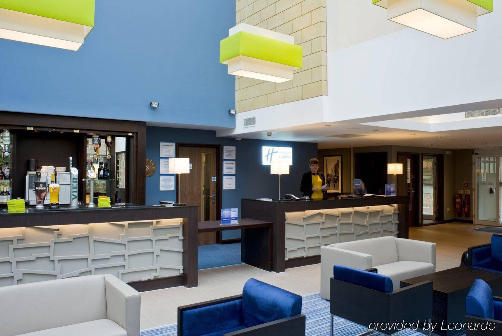 Holiday Inn Express Windsor By Ihg Екстер'єр фото